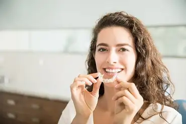 Invisalign tinut in mana